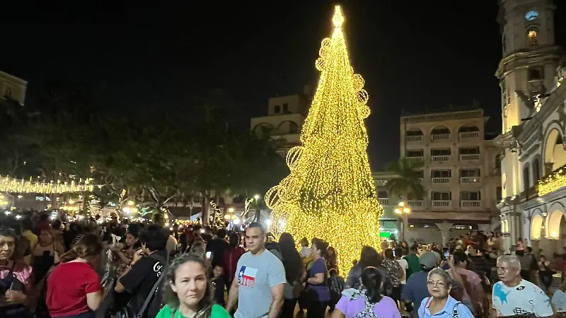 Iluminan el zócalo de Veracruz
